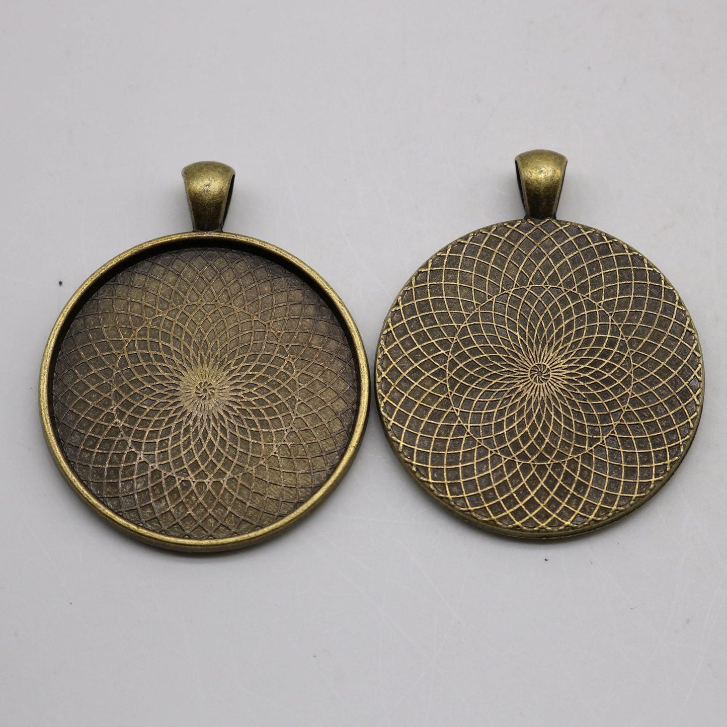5 pcs Round Antique Brass Bezel - for 35mm app. 1-3/8 inch - Circle Pendant Blank Bezel . for Cabochon Cameo Pendants, Photo Jewelry, Post