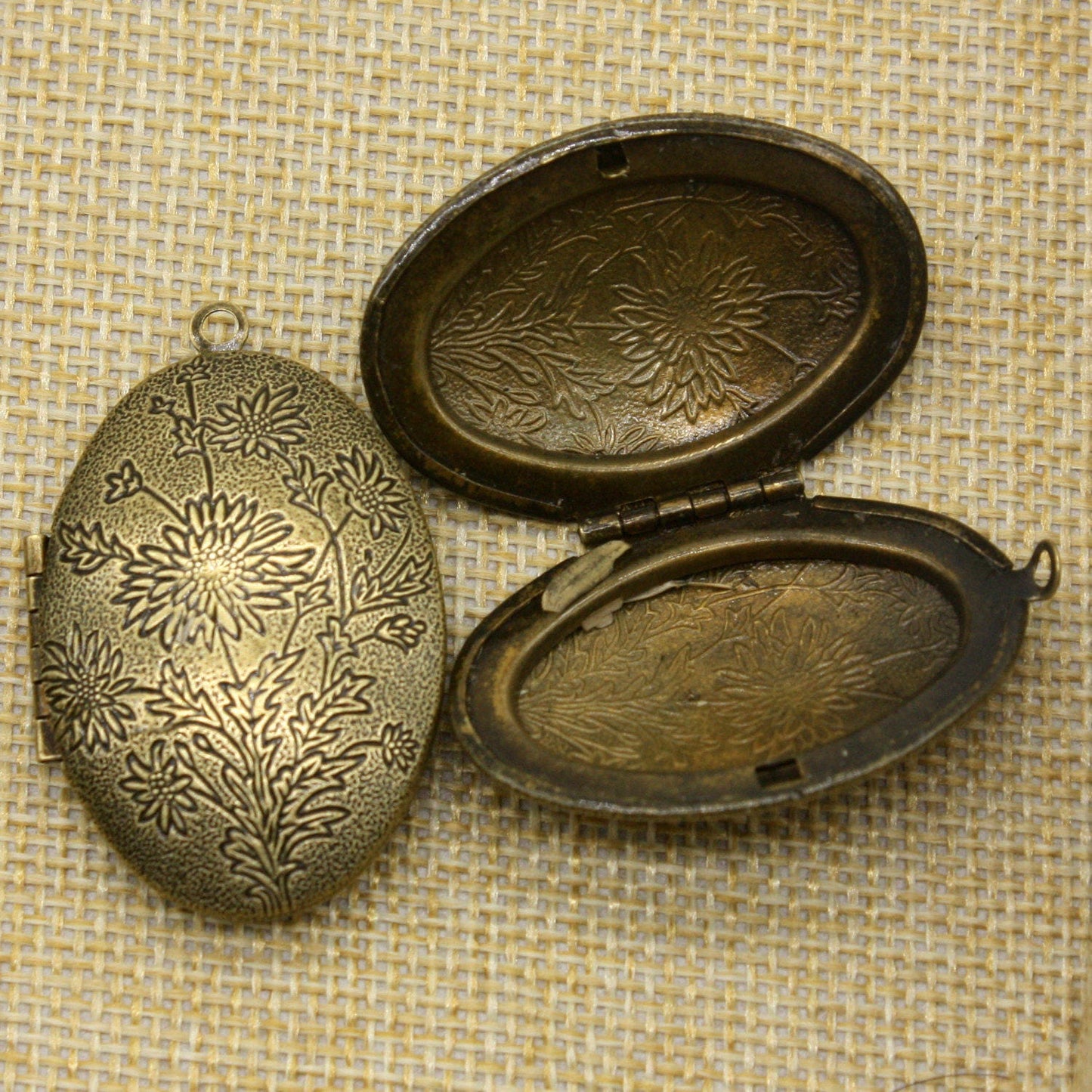 5 pcs Antique BRASS Filigree Locket Oval BIG Flower Patten Pendant Charm - 28x42mm - Brass Locket Pendant - Ship from California USA - B9