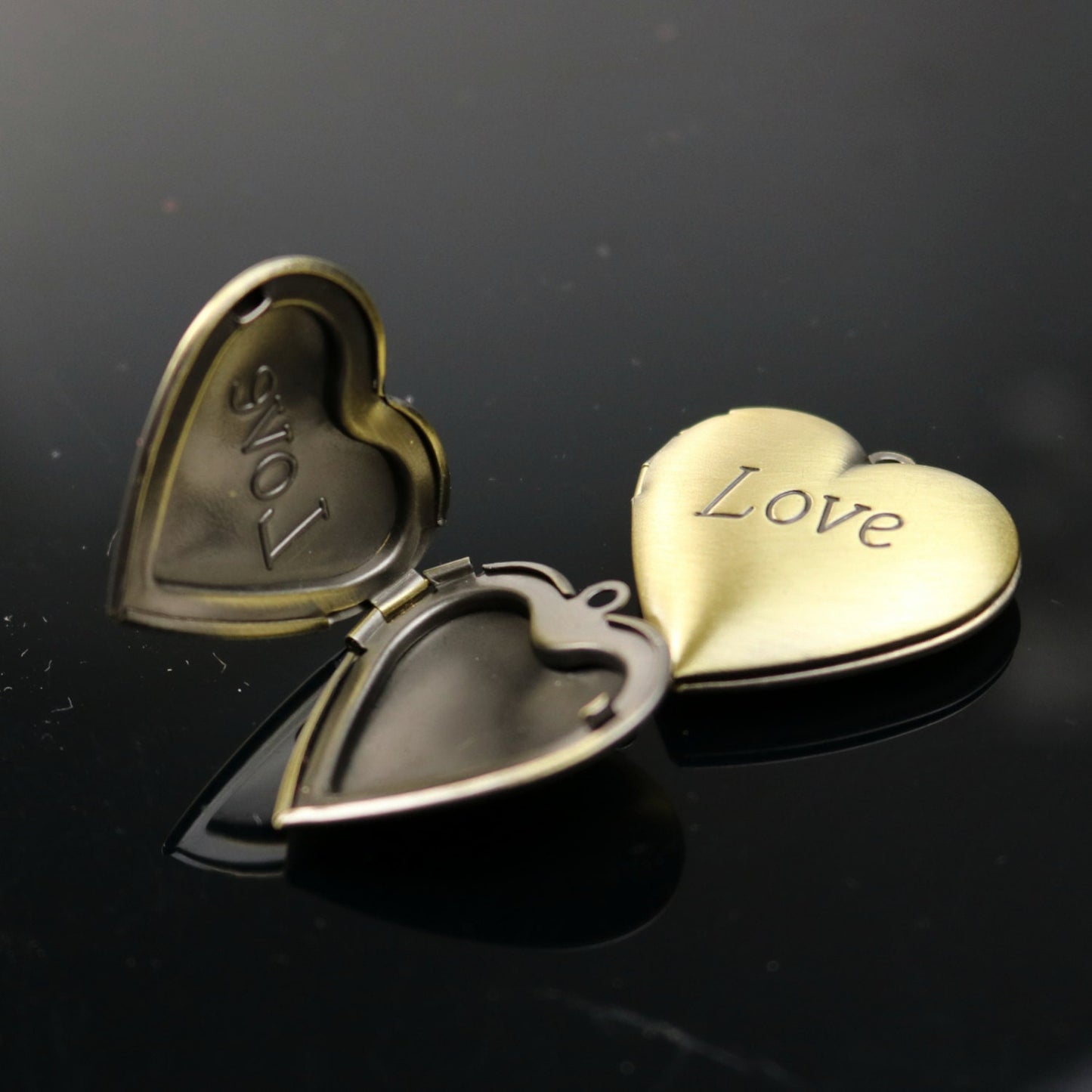 1/5 pcs heart Locket Antique Brass LOVE Heart Locket Charm Pendant photo locket - 29x29mm 7mm thickness AE027