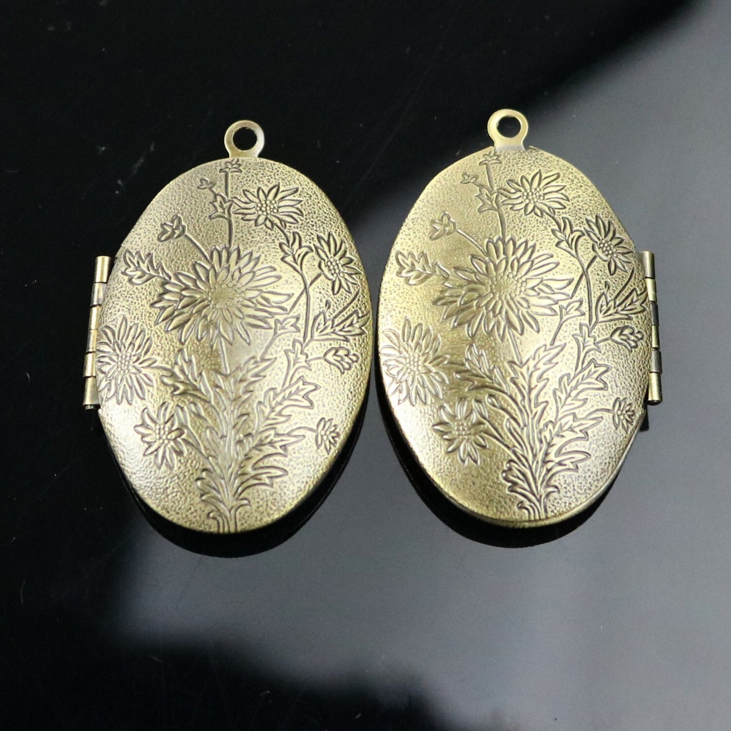 1/5 pcs Locket Antique Brass BIG Flower Oval Locket Charm Pendant photo locket - 28x42mm 10mm thickness AE017