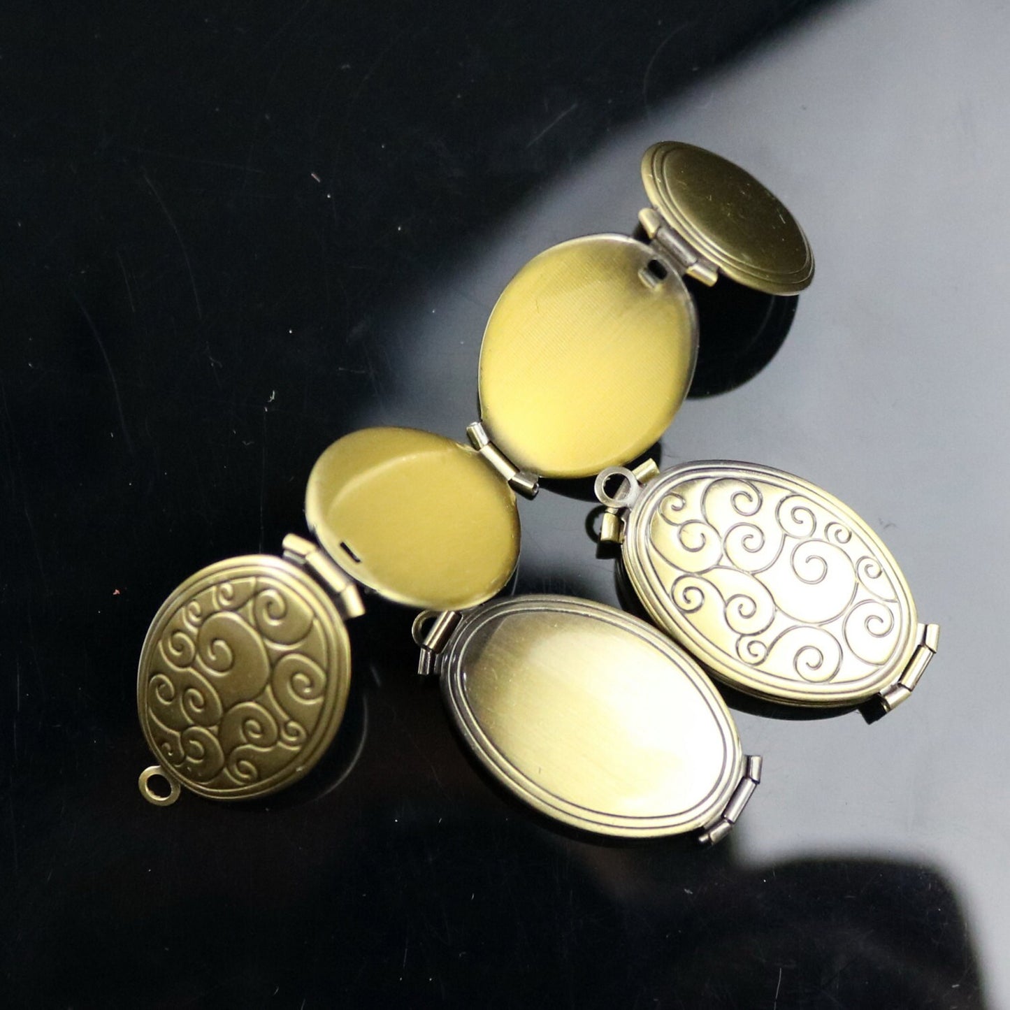 1/5 pcs Locket 4(four) photo picture Locket wave locket - Antique Brass Oval Locket Charm Pendant - 20x35mm 9.3mm thickness Many Photo