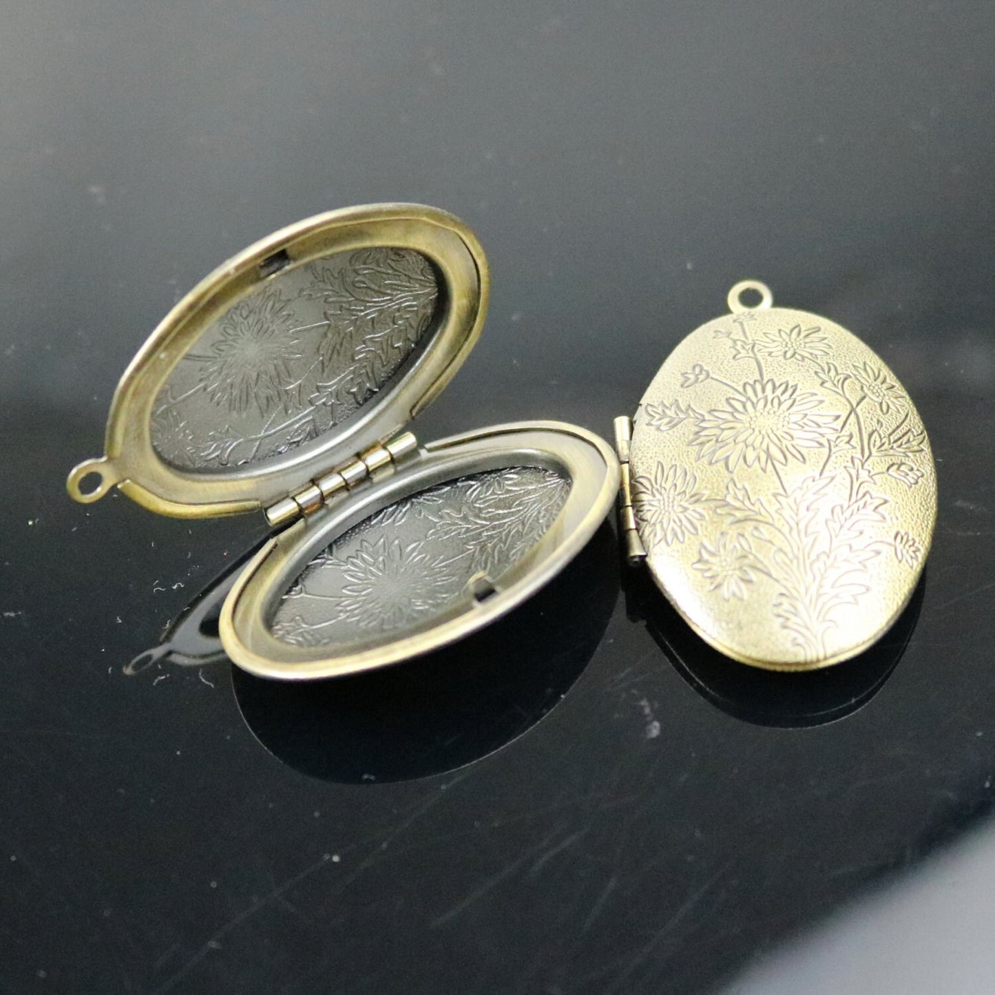 1/5 pcs Locket Antique Brass BIG Flower Oval Locket Charm Pendant photo locket - 28x42mm 10mm thickness AE017