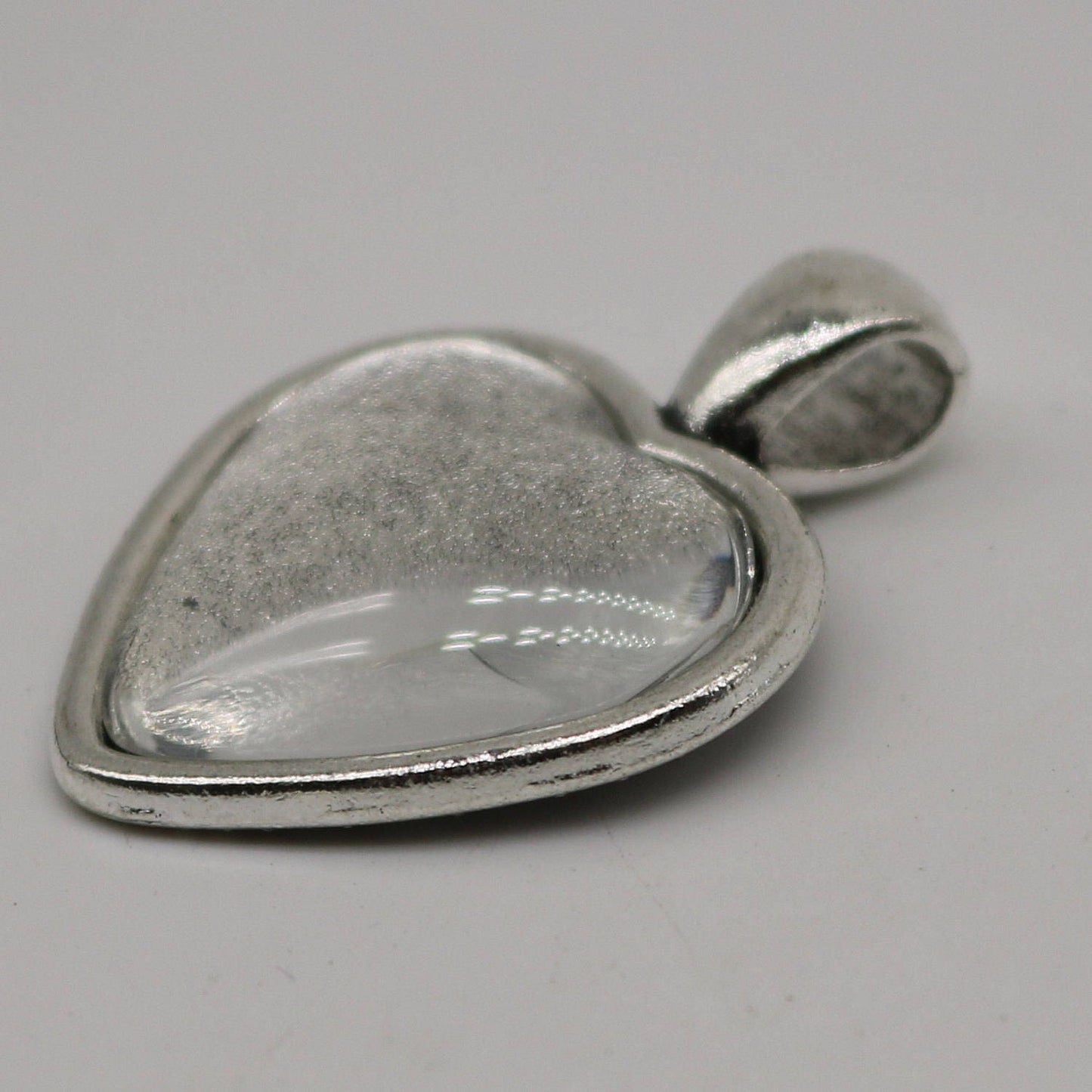 20 Pcs of HEART Antique Silver Bezel - for 20mm HEART Glass Magnifying Domes Cabochon - 33mmx24mm - Pendant Blank Bezel . Photo Jewelry