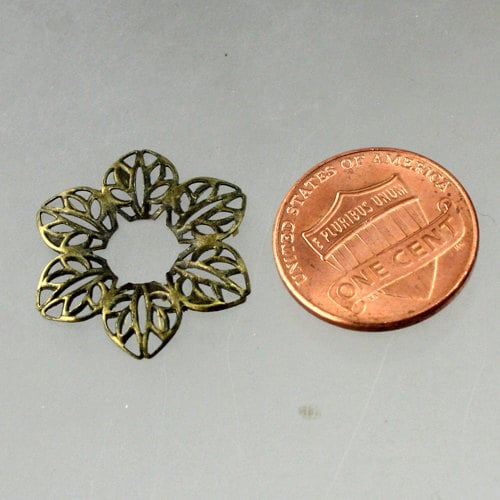 20 pcs of Antiqued Brass  finished 6 Leaf Flower filigree focal L:ink - 23mm