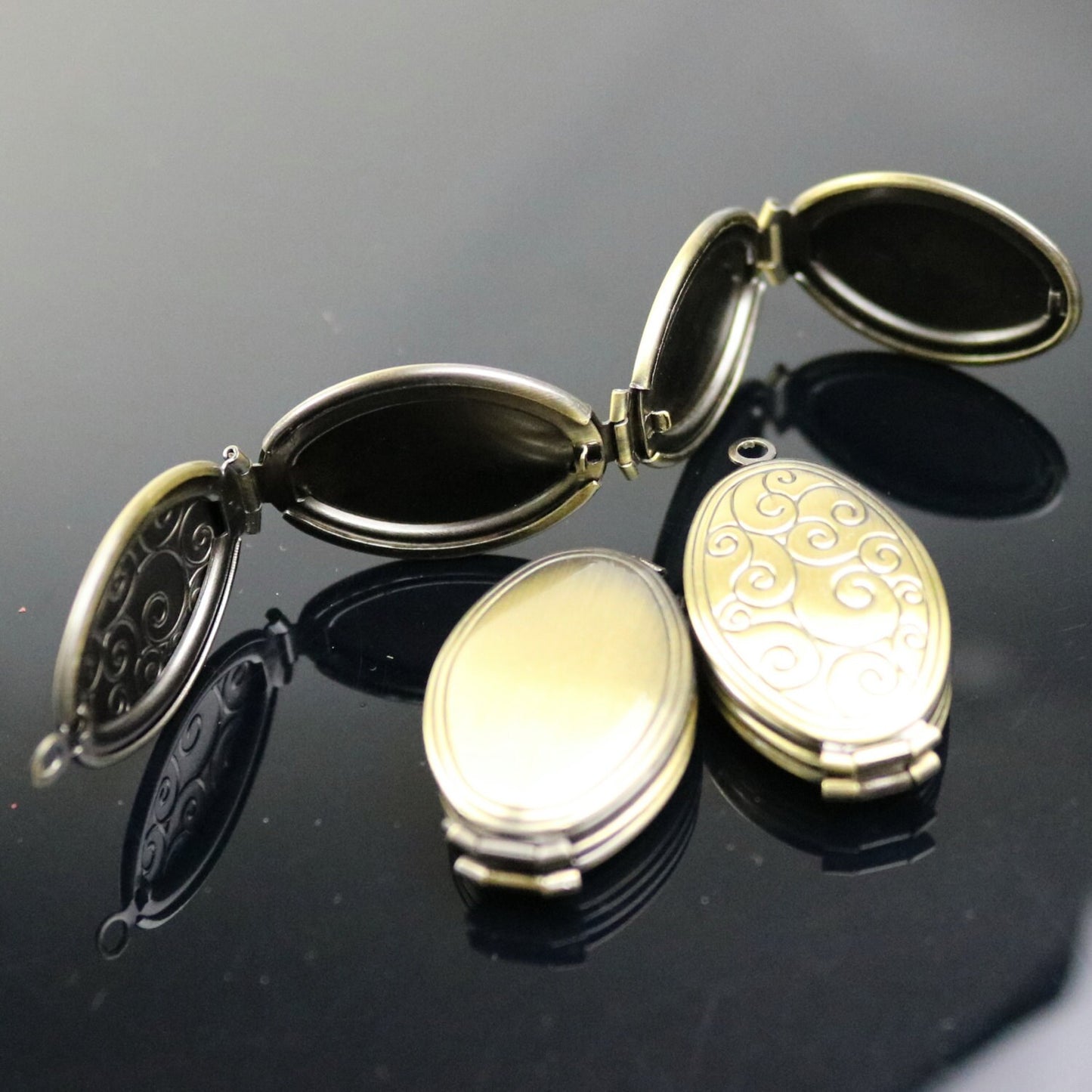 1/5 pcs Locket 4(four) photo picture Locket wave locket - Antique Brass Oval Locket Charm Pendant - 20x35mm 9.3mm thickness Many Photo